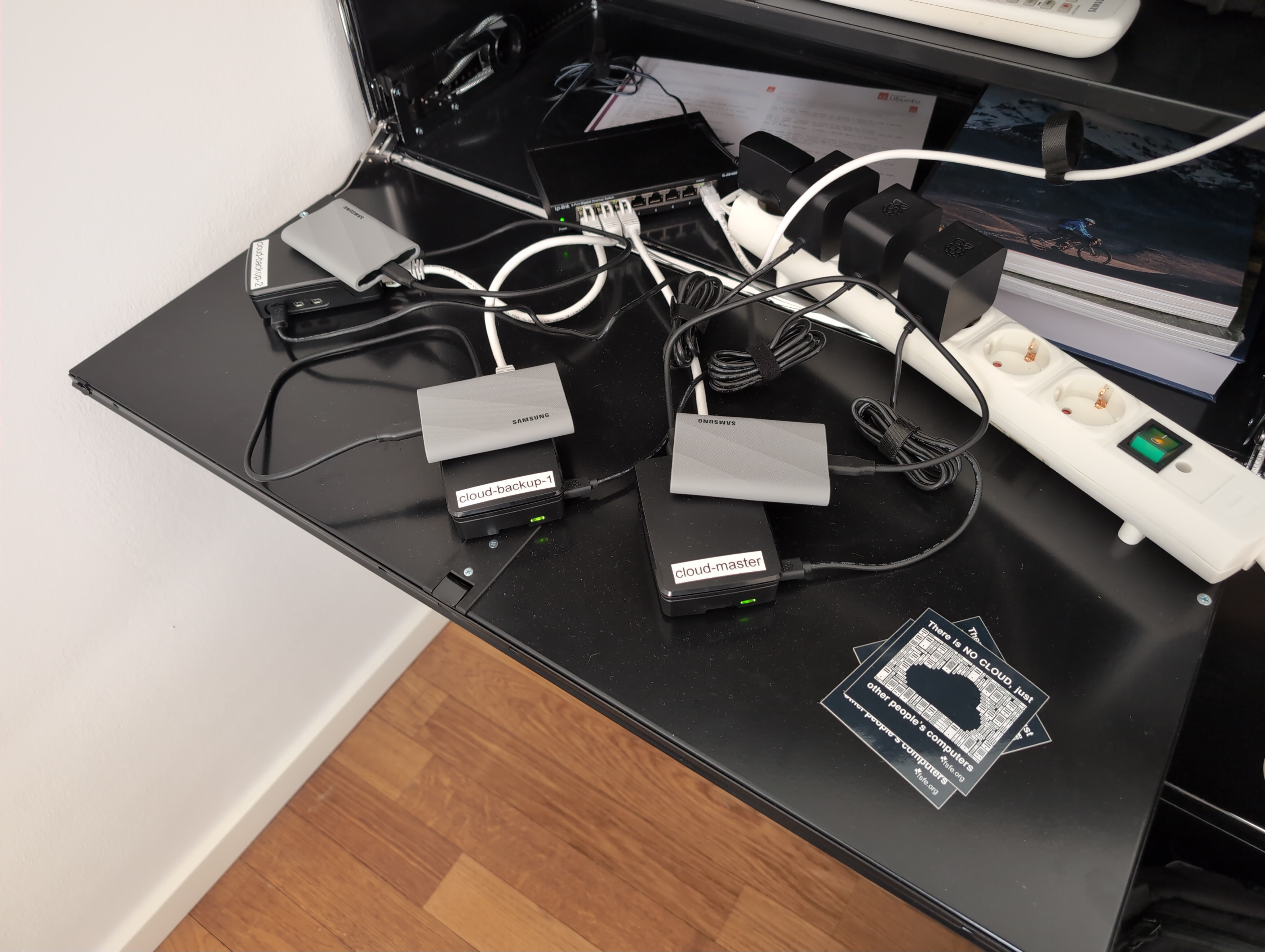 Meine private Cloud besteht auf drei Raspberry Pi Servern mit angeschlossenen SSDs an drei verschiedenen Orten